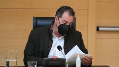 Salvador Cruz revisando documentación